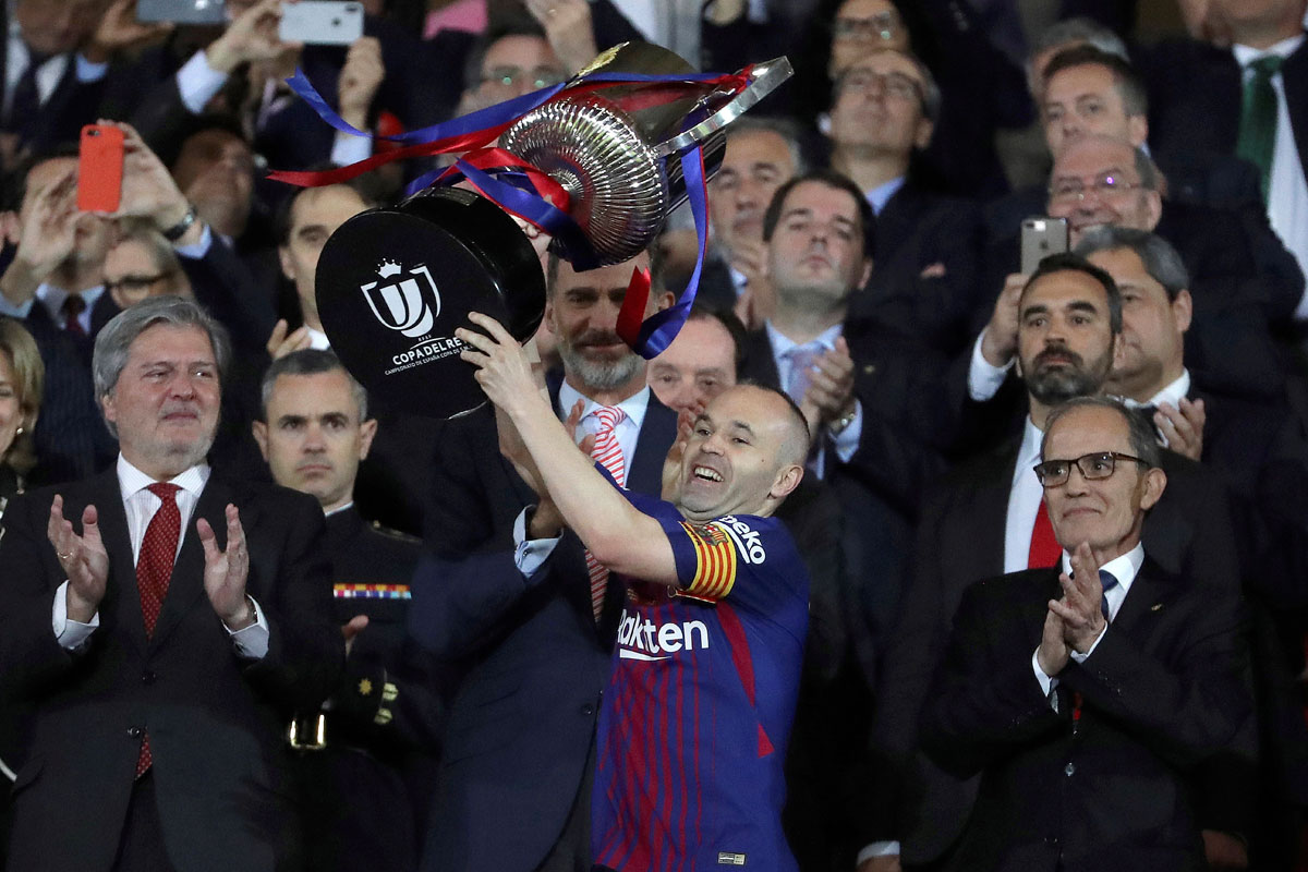El centrocampista del FC Barcelona, Andrés Iniesta, levanta el trofeo, tras haber ganado la final de la Copa del Rey por 5 goles a 0 al Sevilla en el estadio Wanda Metropolitano de Madrid. 