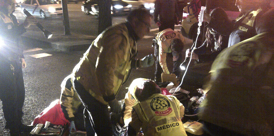 Fotografía facilitada por el Ayuntamiento de Madrid en la que varios miembros del SAMUR atienden a una persona atropellada