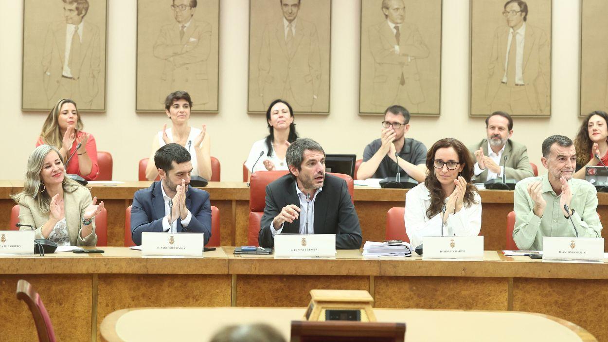 Miembros de Sumar en el Congreso de los Diputados. De izquierda a derecha la coordinadora de Movimiento Sumar, Verónica Martínez; el ministro de Derechos Sociales, Pablo Bustinduy; el ministro de Cultura, Ernest Urtasun; la ministra de Sanidad, Mónica García; y el coordinador federal de Izquierda Unida, Antonio Maíllo. Archivo EP