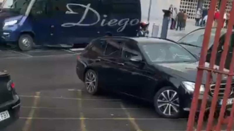 Fotograma de un vídeo en el que se puede ver al concejal aparcando en un momento muy concurrido en la calle. EP. Fotograma de un vídeo en el que se puede ver al concejal aparcando en un momento muy concurrido en la calle. EP.