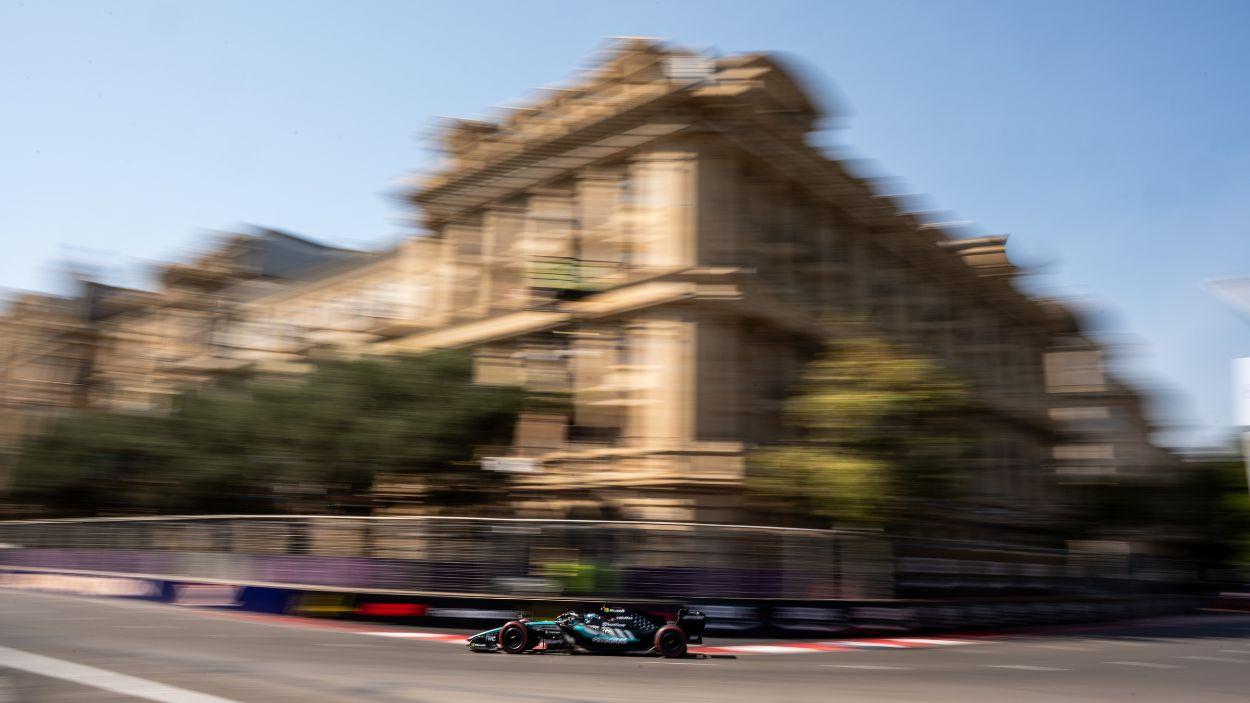 George Russell en acción durante el Gran Premio de Azerbaiyán de Fórmula 1 de 2026. EP.