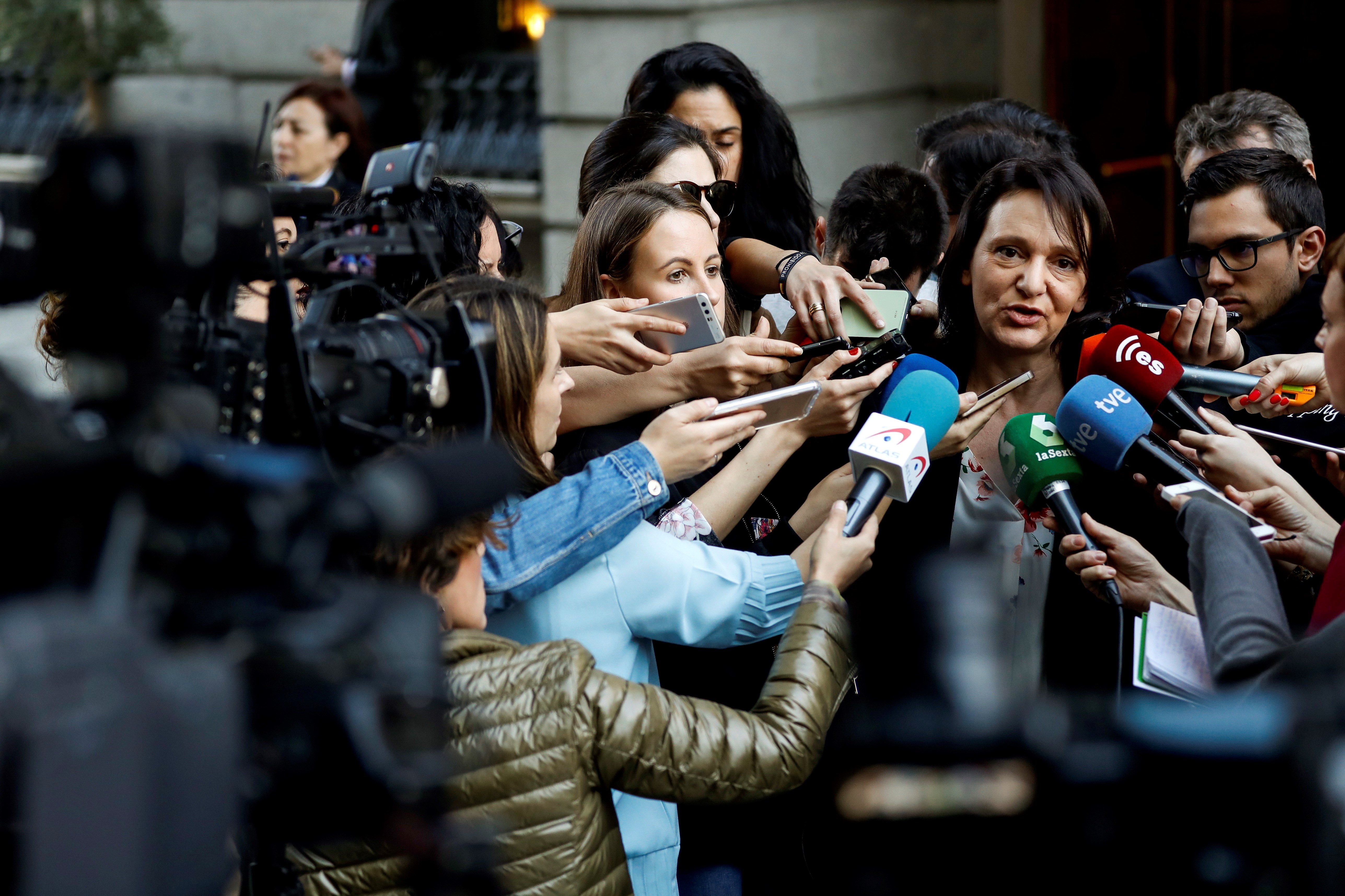 La diputada de Podemos Carolina Bescansa ante los medios de comunicación.