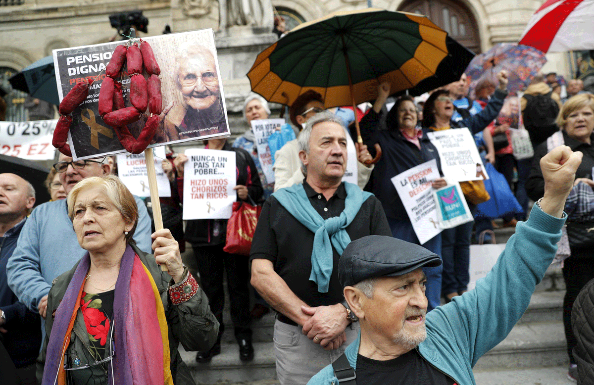 Pensionistas durante una concentración en Bilbao de la plataforma de asociaciones de jubilados y viudas