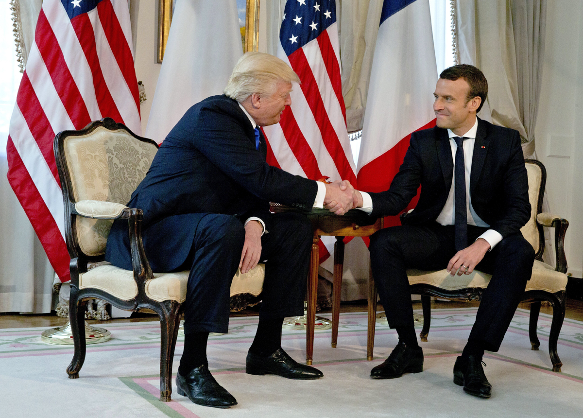 El presidente francés, Emmanuel Macron, sostiene el apretón de manos con su homólogo en EEUU, Donald Trump. 