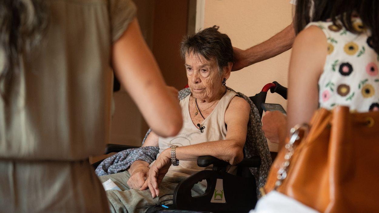 Maricarmen, de 87 años, minutos antes de ser desahuciada de su casa en Madrid. EP