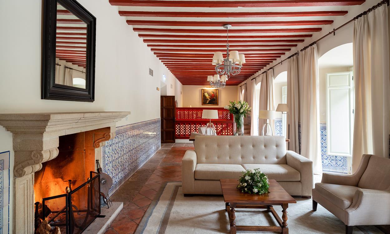 Salón del Parador, con una decoración que conserva el carácter histórico del edificio. PARADORES