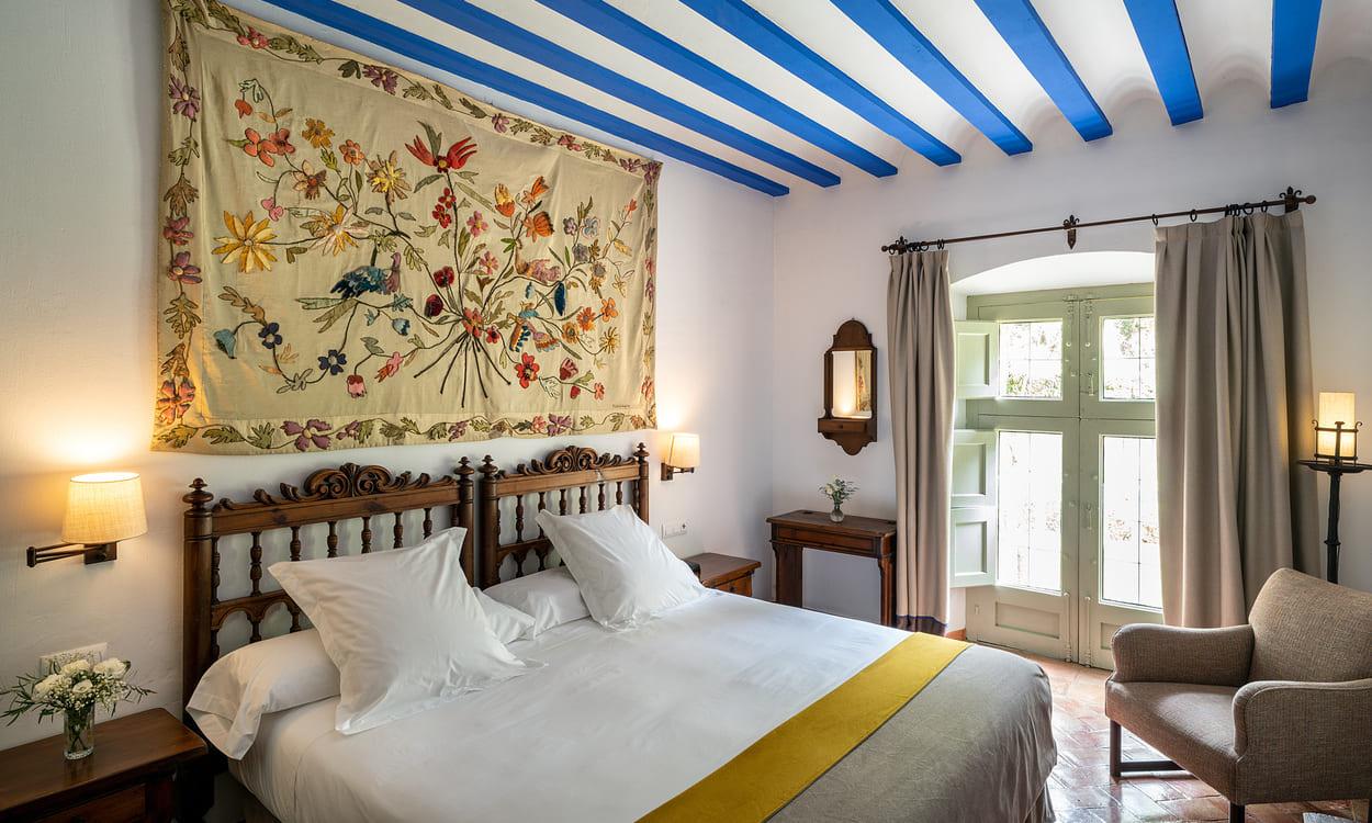 Una de las habitaciones del establecimiento, donde tradición y confort conviven en cada detalle. PARADORES