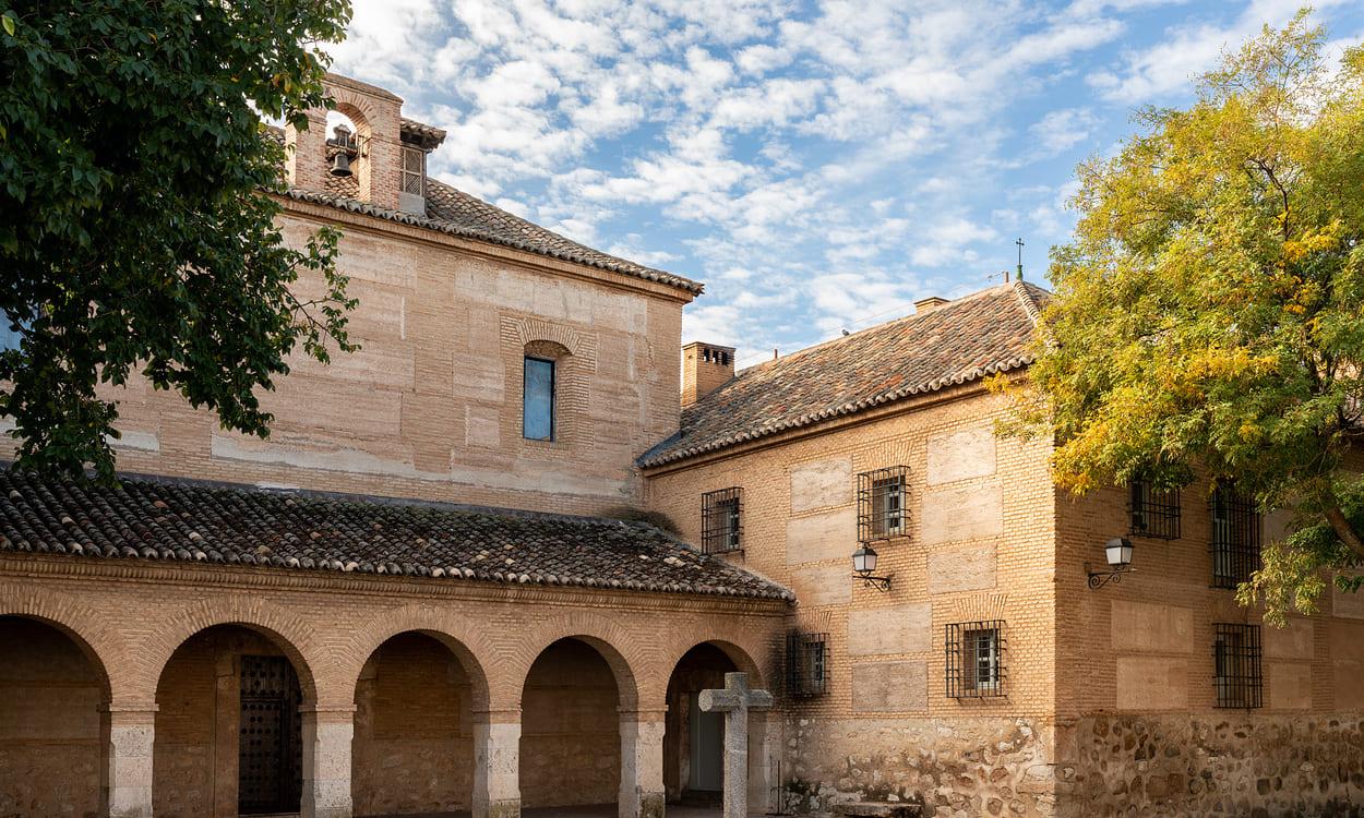 Uno de los patios que mantiene el antiguo convento franciscano de Almagro. PARADORES