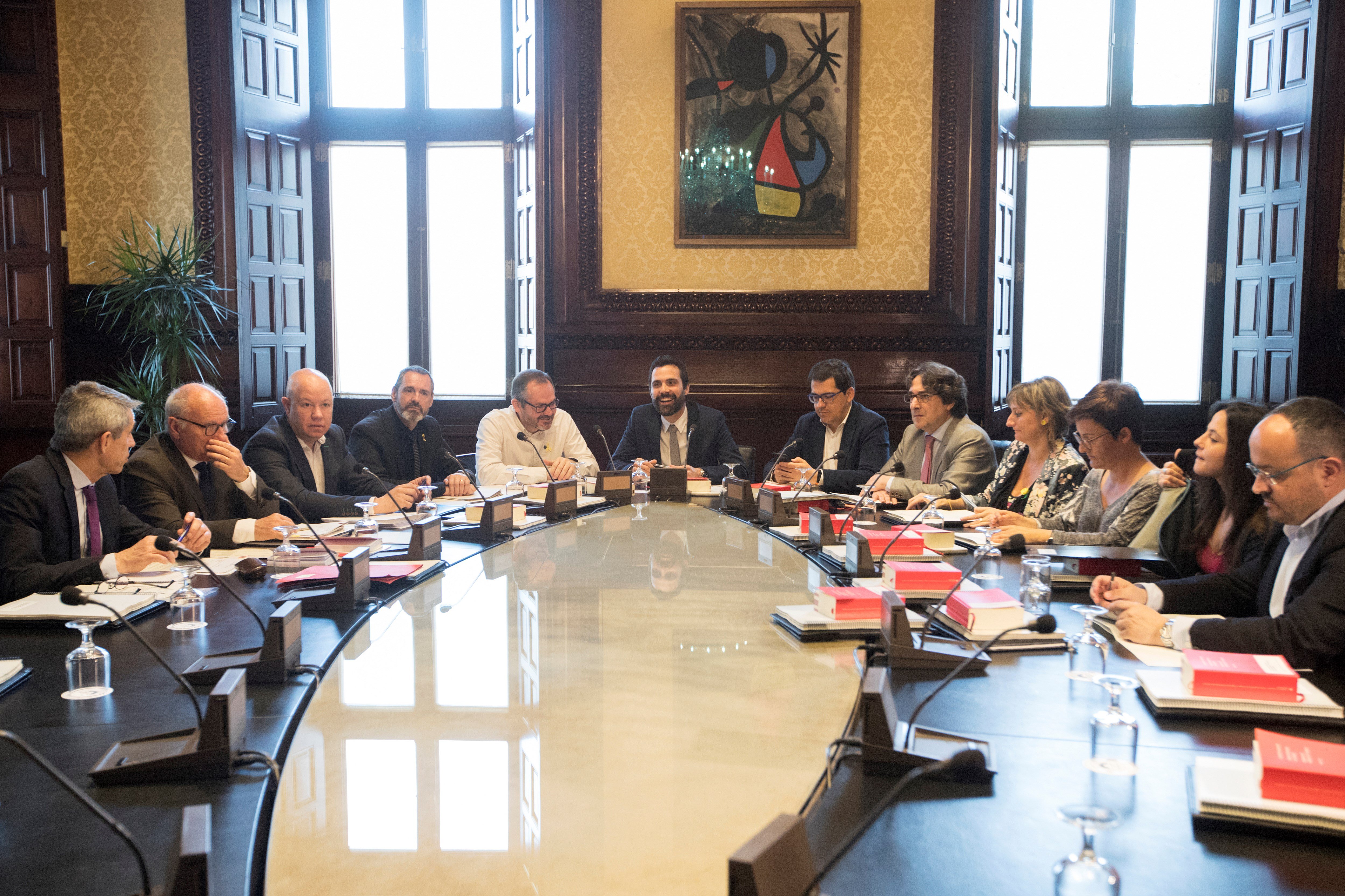 El presidente de la Cámara catalana Roger Torrent (c), al inicio de la reunión de la Mesa del Parlament