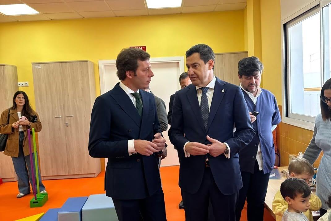 Candidato a la alcaldía de Dos Hermanas por el PP, José Veira, y el presidente de la Junta de Andalucía, Moreno Bonilla
