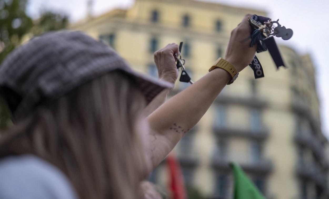 Una mujer protesta en la calle tras el desahucio de Maricarmen. EP