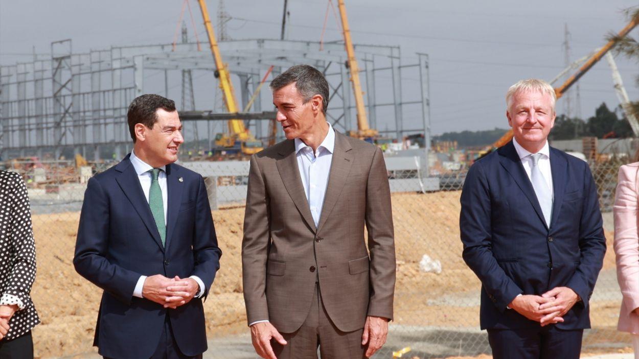 El presidente del Gobierno, Pedro Sánchez (c), junto al presidente de la Junta de Andalucía, Juanma Moreno (i) y el Consejero delegado de Moeve, Maarten Wetselaar (d), durante el acto de presentación del proyecto del Valle Andaluz del Hidrógeno Verde de Moeve / EP