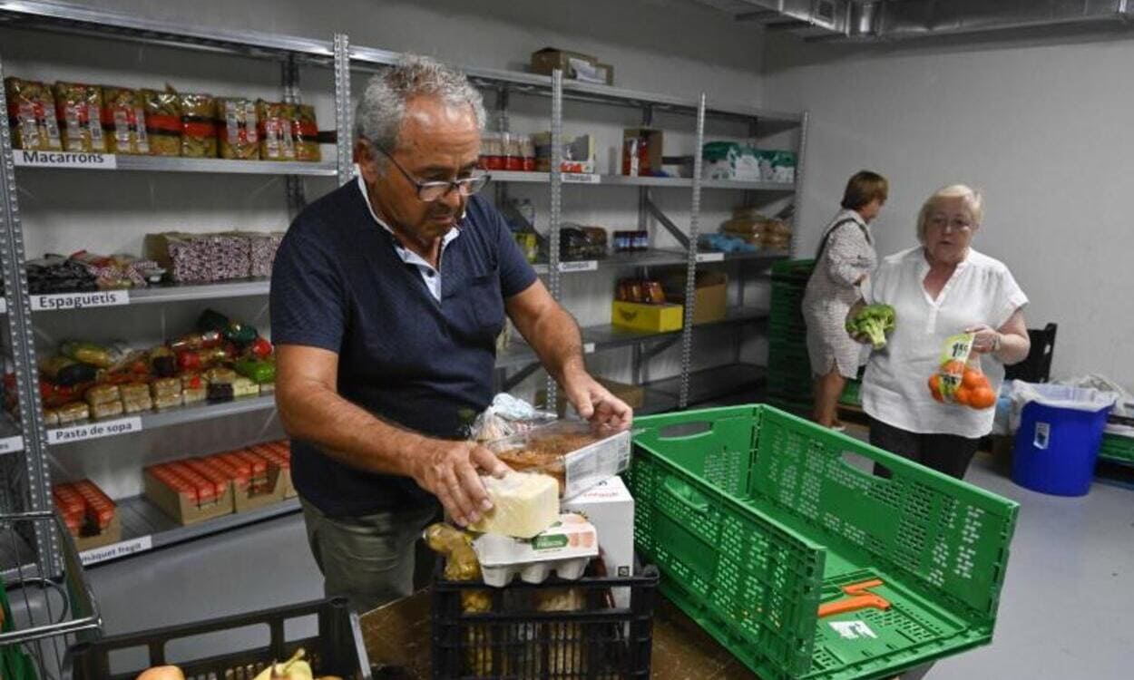 Un voluntario prepara una cesta de alimentos. © Fundación "la Caixa"