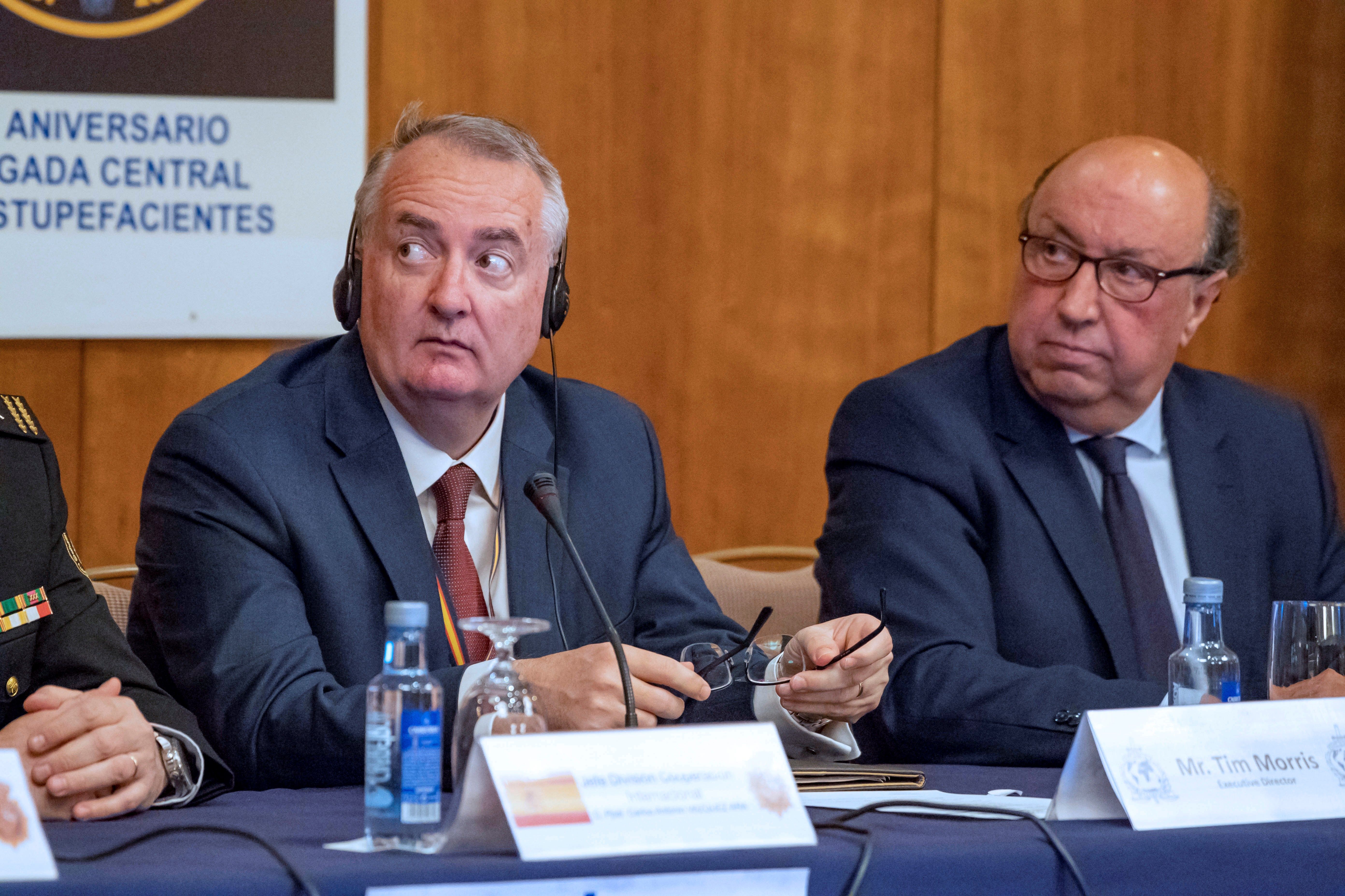 El director general de la Policía Nacional, Germán López (d), preside la inauguración de la 'I Conferencia Mundial de Interpol sobre drogas' junto al director ejecutivo de los servicios policiales de Interpol, Tim Morris (i