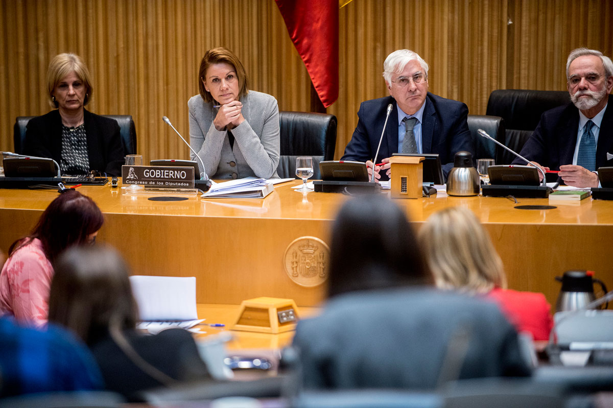 María Dolores de Cospedal, junto con José María Barreda, presidente de la Comisión de Defensa del Congreso, escuchando una pregunta