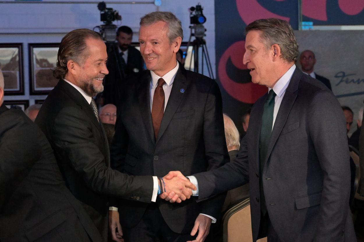 Alberto Núñez Feijóo saluda a Juan Carlos Escotet, presidente de Abanca, en presencia de Alfonso Rueda en un acto celebrado en A Coruña (Foto: Europa Press/Archivo).