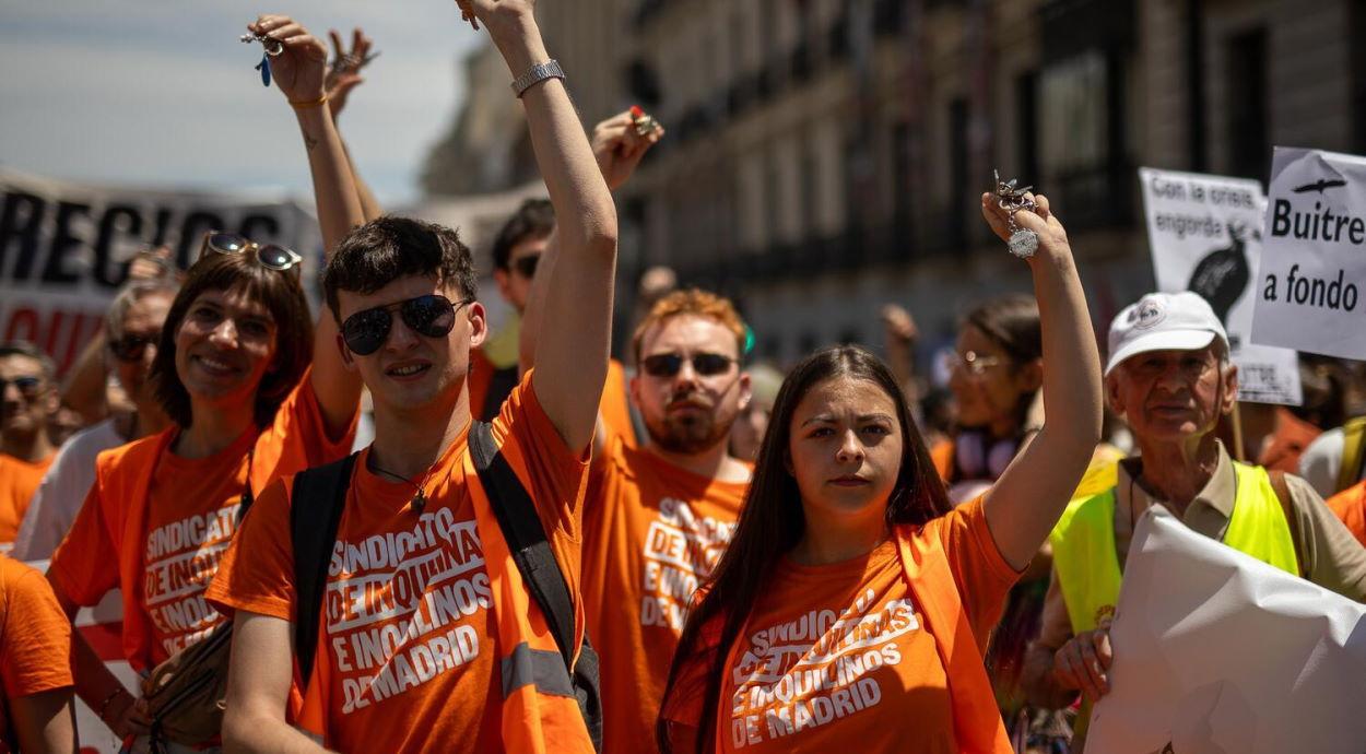 Irene Tienza, portavoz del Sindicato de Inquilinas, junto a otras compañeras en una manifestación. Imagen facilitada por el Sindicato de Inquilinas.