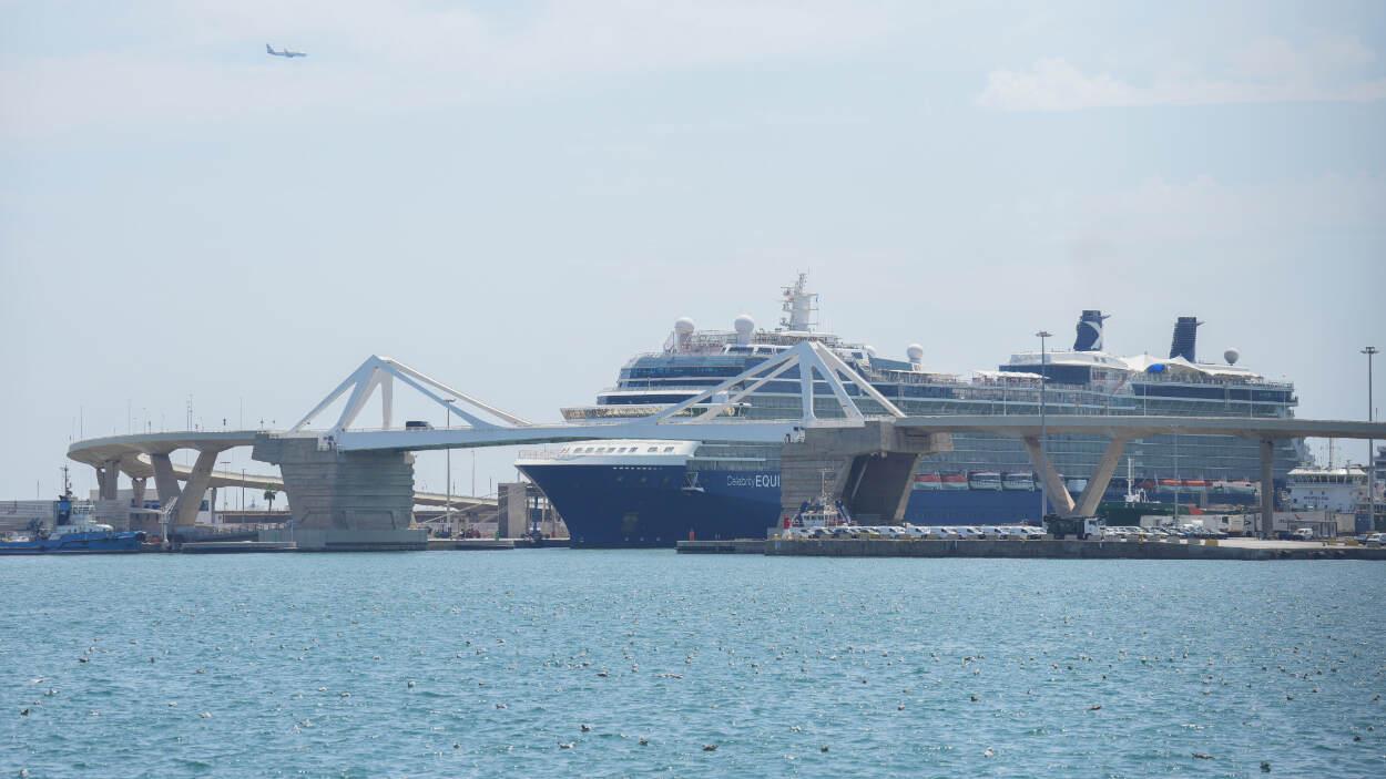 Varios cruceros en el la Terminal del puerto, a 6 de agosto de 2026, en Barcelona. Foto de ARCHIVO. David Zorrakino / EP
