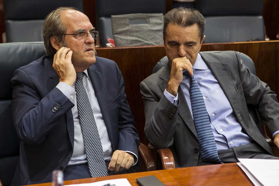 El portavoz del grupo del PSOE, Ángel Gabilondo (i), y el diputado José Manuel Franco, durante un pleno de la Asamblea de Madrid.