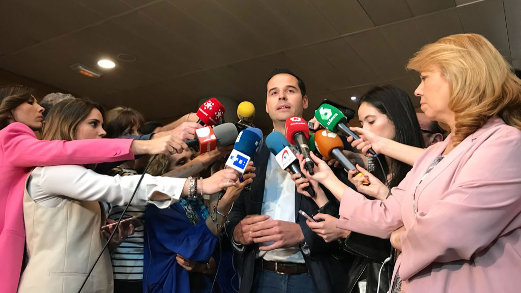 Ignacio Aguado atendiendo a los medios de comunicación