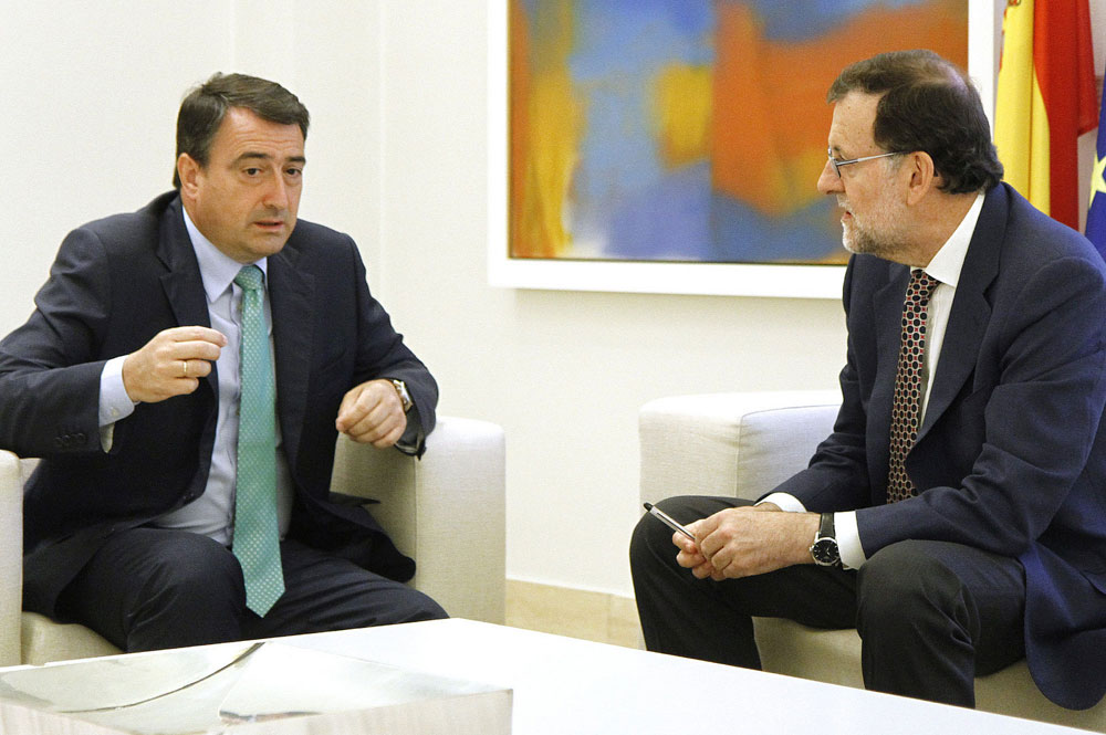 El presidente del Gobierno, Mariano Rajoy (der.), con el portavoz del PNV en el Congreso, Aitor Esteban (izq.)