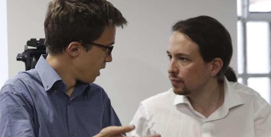 El líder de Podemos, Pablo Iglesias(d), junto a Íñigo Errejón