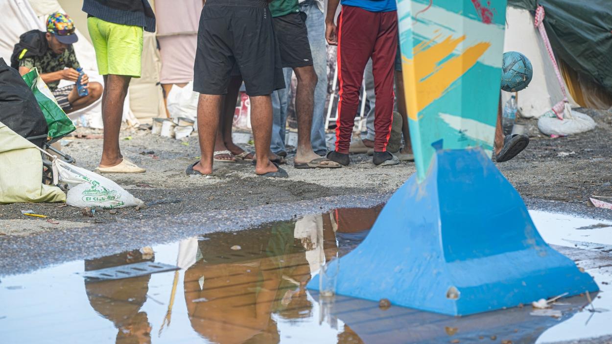 Varios migrantes acampados en la playa del Trampolín, a 23 de septiembre de 2026, en Ceuta (España). EP.