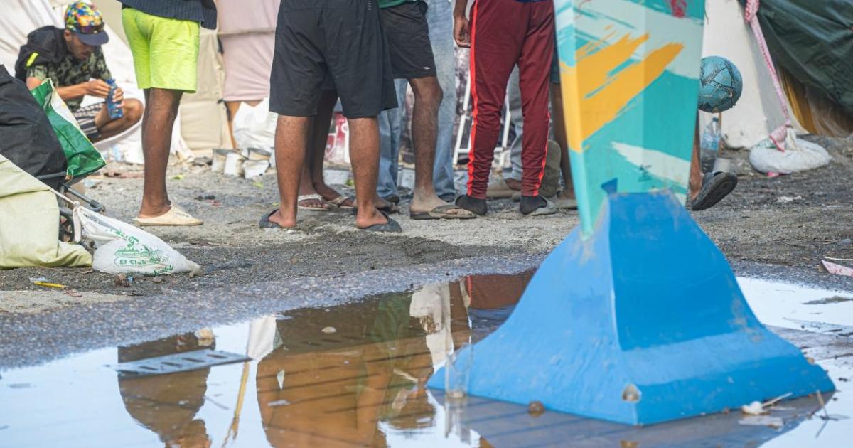 Muere un migrante en el asentamiento de la playa del Trampolín, en Ceuta, a causa de un infarto