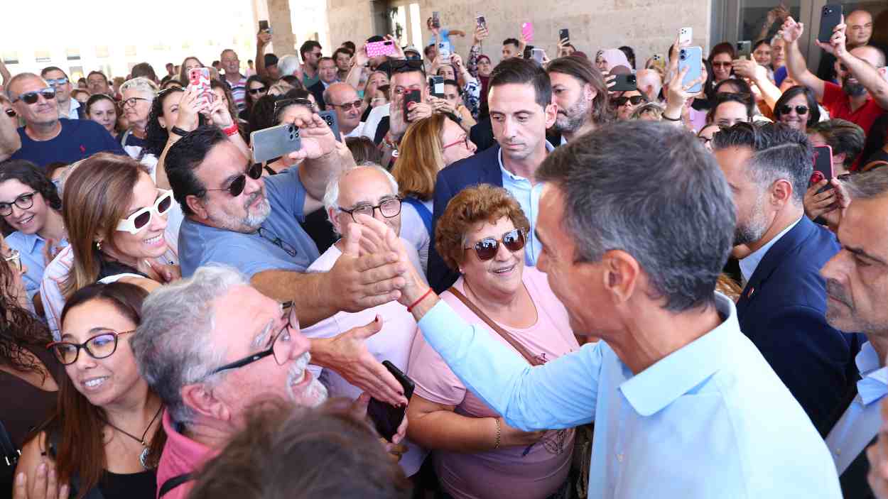 Baño de masas del presidente del Gobierno, Pedro Sánchez, en Noblejas (Toledo). EP.