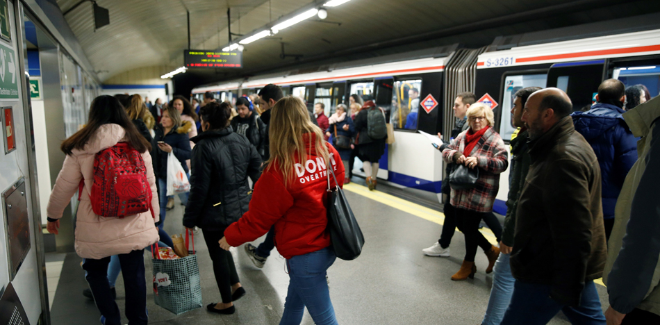 Varias personas salen de los vagones del metro de Madrid