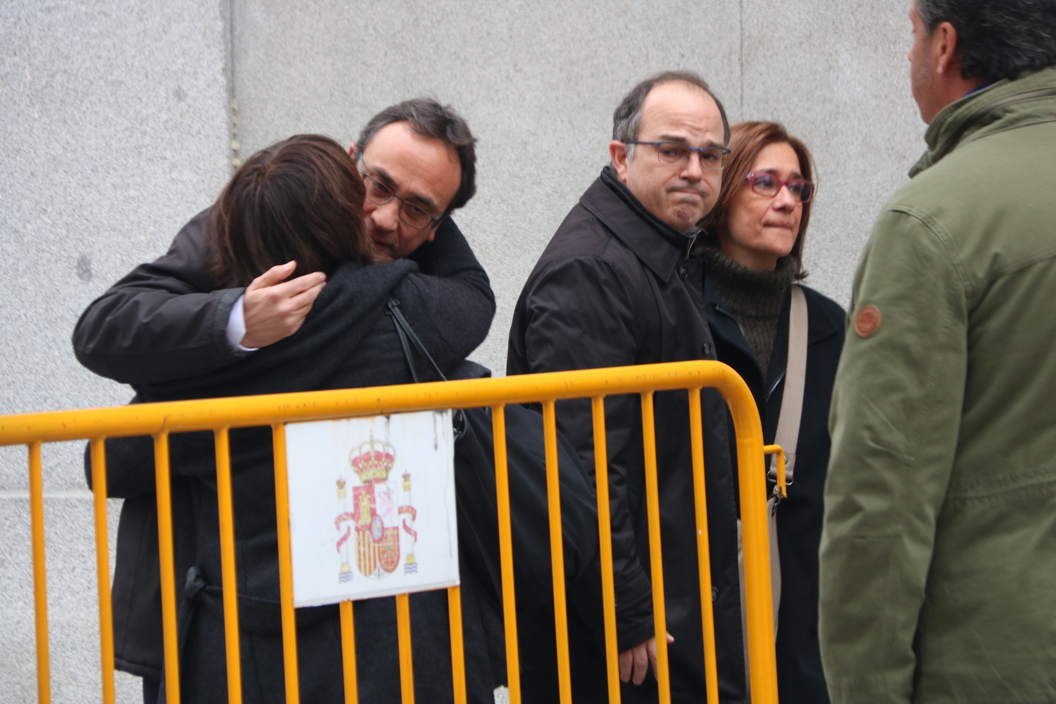 Josep Rull y Jordi Turull se despiden de sus parejas el 23 de marzo antes de ingresar en prisión.