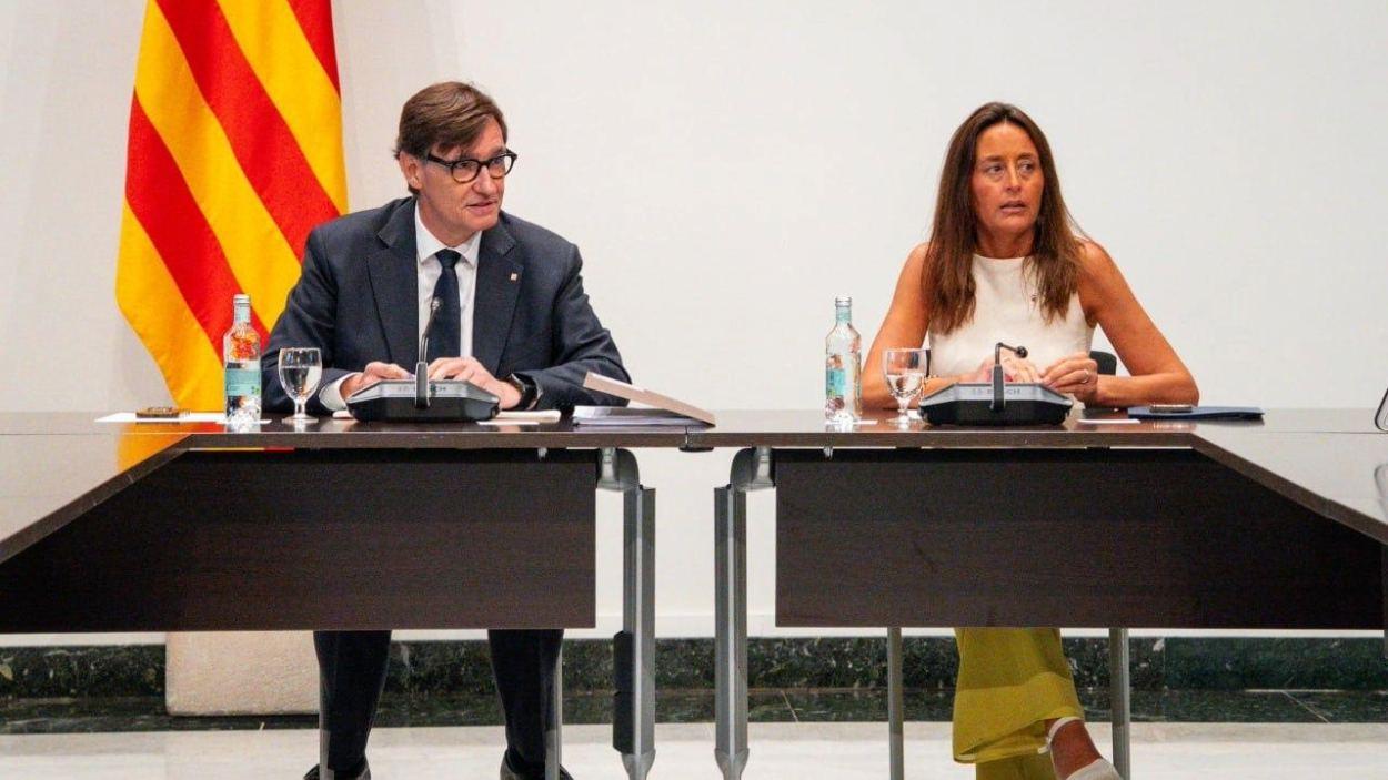 El presidente de la Generalitat, Salvador Illa, y la consellera de Educación y Formación Profesional (FP), Esther Niubó, en una reunión en el Palau de la Generalitat, a 25 de septiembre de 2026. Rubén Moreno/Albert Fornós GOVERN