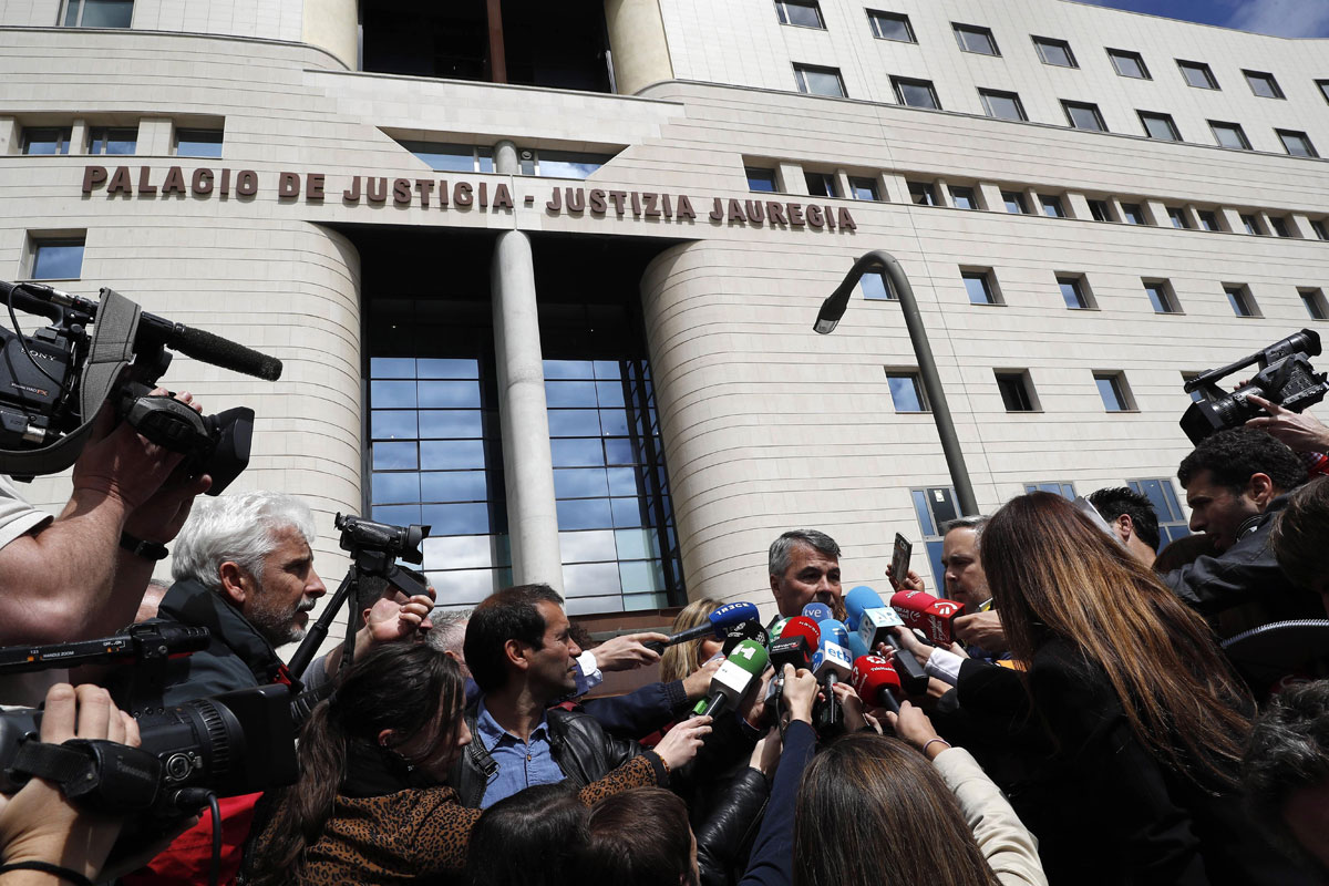 Los medios a las puertas del Palacio de Justicia de Pamplona