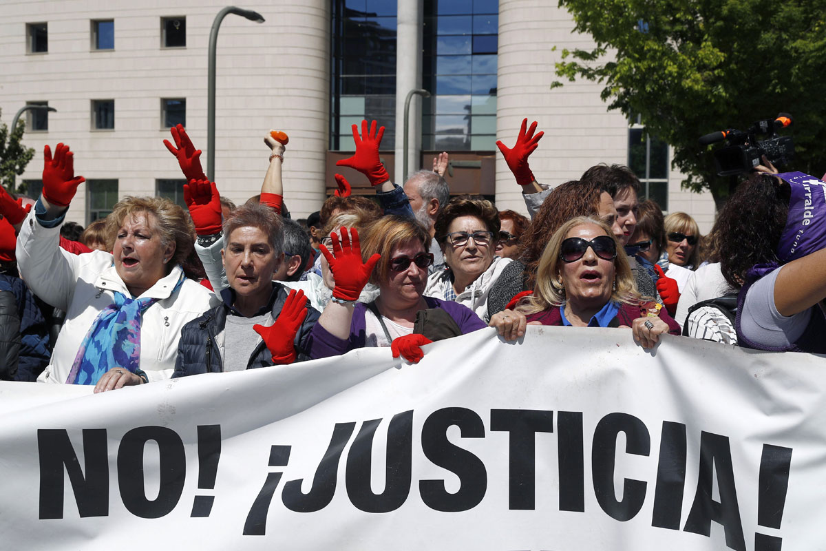 Concentración convocada por los colectivos feministas a las puertas de los juzgados de Pamplona