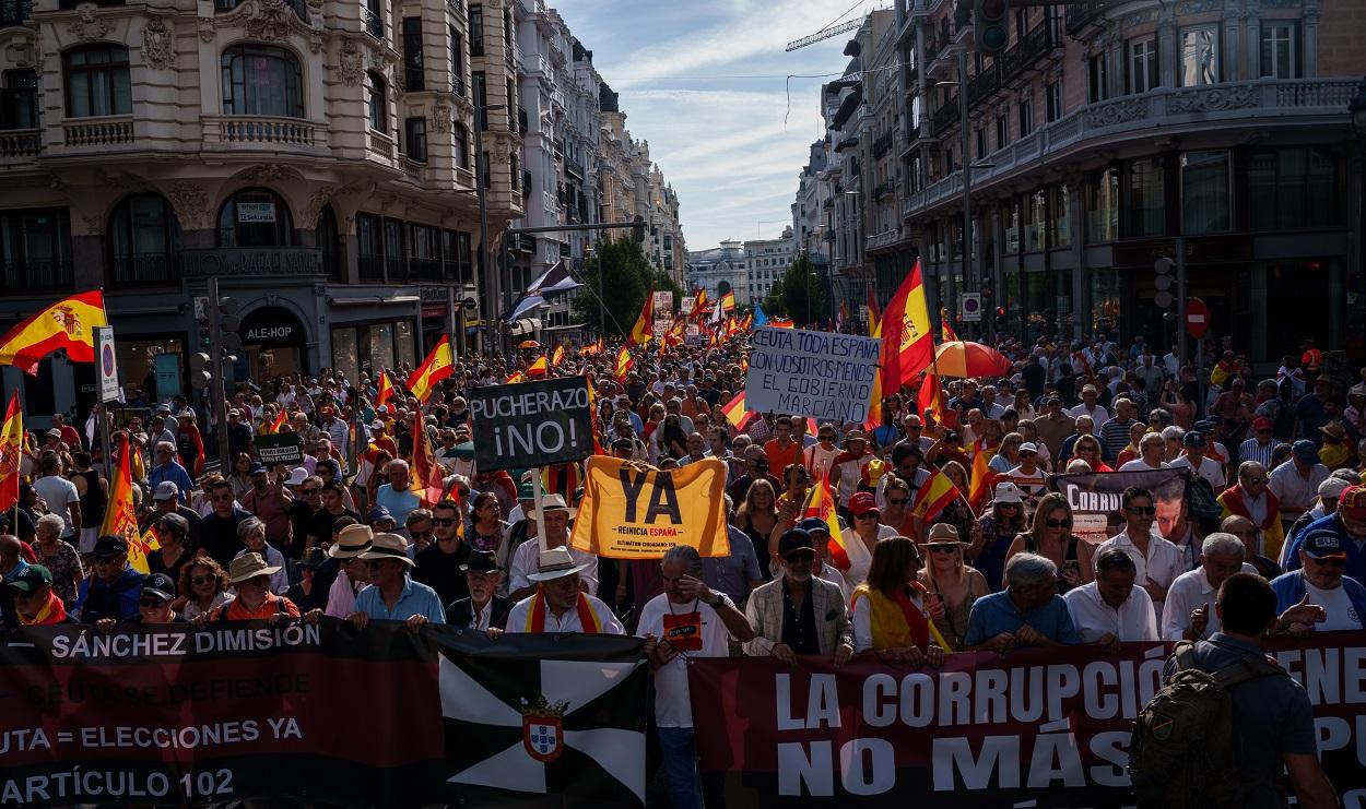 Cientos de personas manifestándose contra la gestión del Ejecutivo en Ceuta y pidiendo un adelanto electoral en Madrid. EP