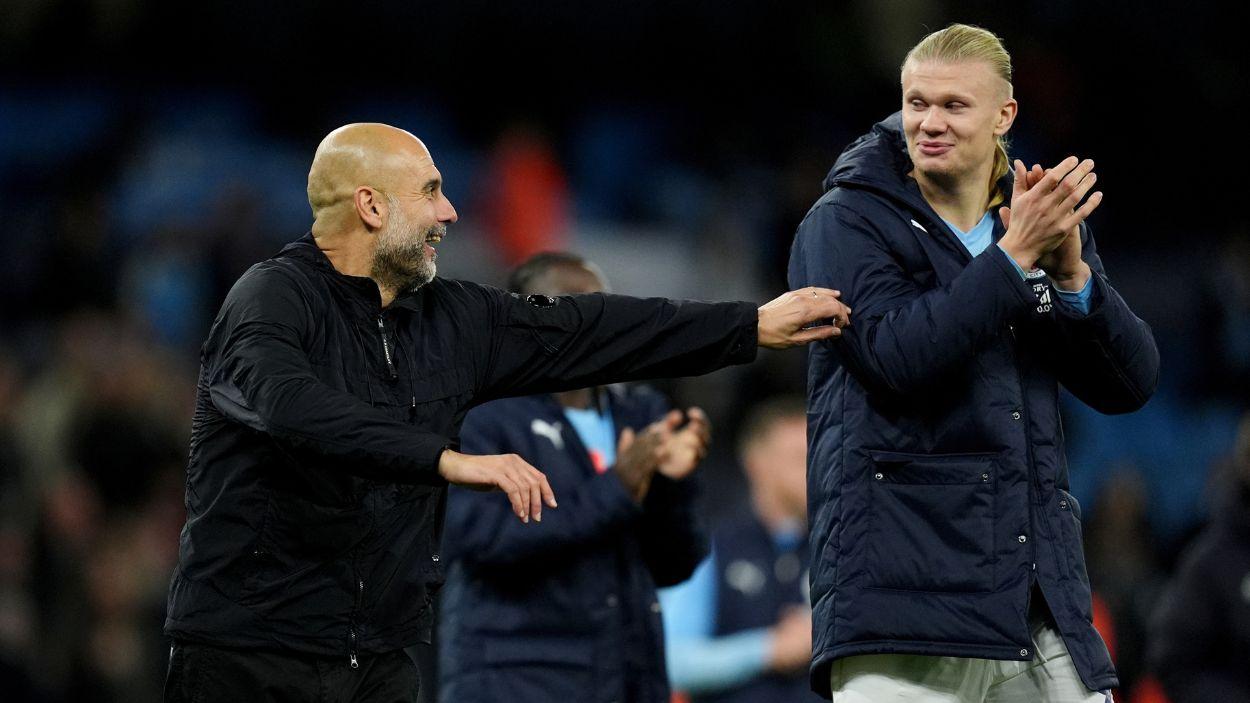 Pep Guardiola charla con Erling Haaland tras un partido del Manchester City de la temporada 2526. Europa Press.