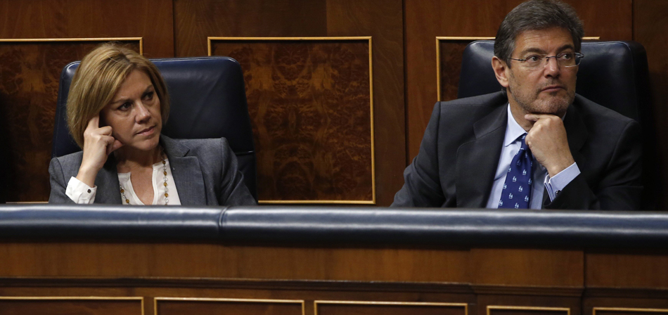 El ministro de Justicia Rafael Catalá y la ministra de Defensa María Dolores de Cospedal, en el Congreso
