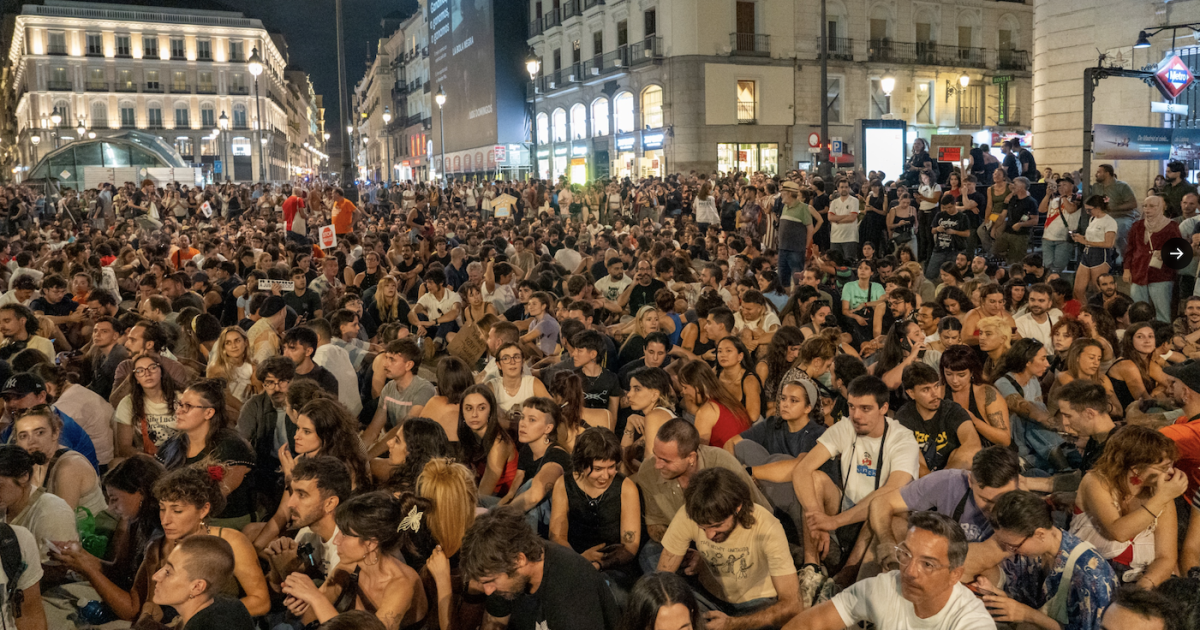 la calle acampa en Sol y espera a los partidos en el Congreso