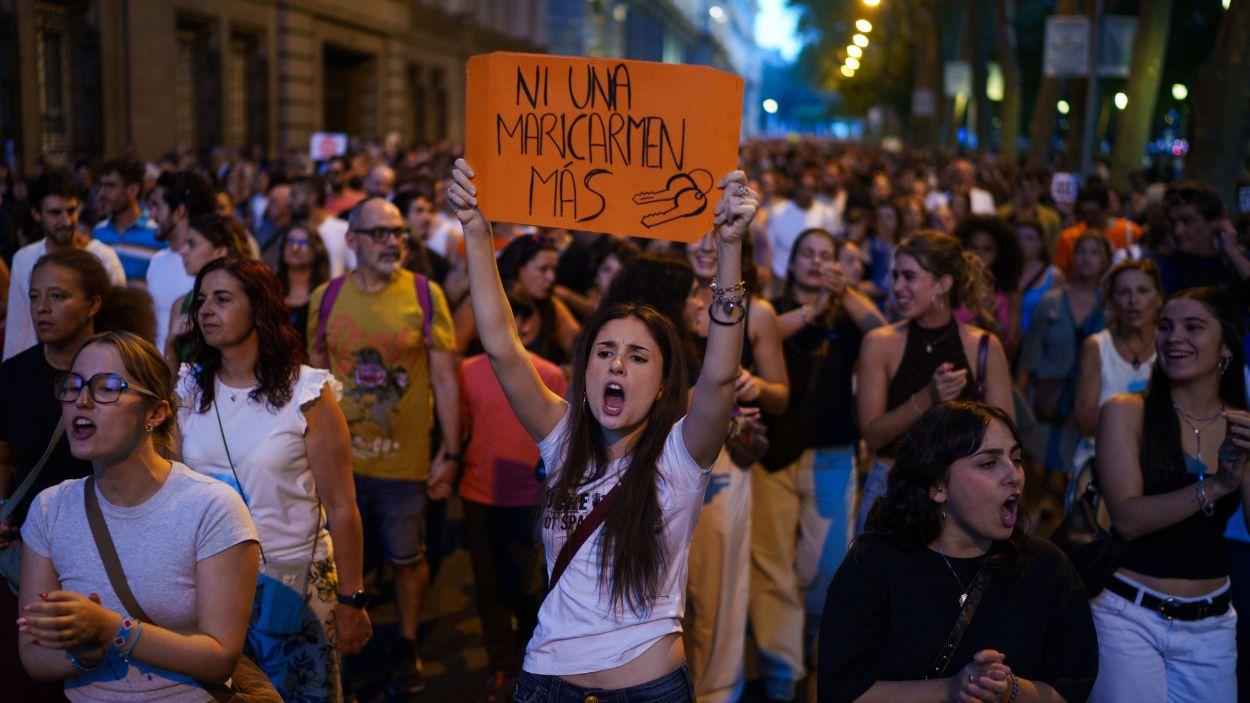 Miles de personas durante una manifestación para denunciar el desahucio de Maricarmen Abascal, a 26 de septiembre de 2026, en Madrid (España).
