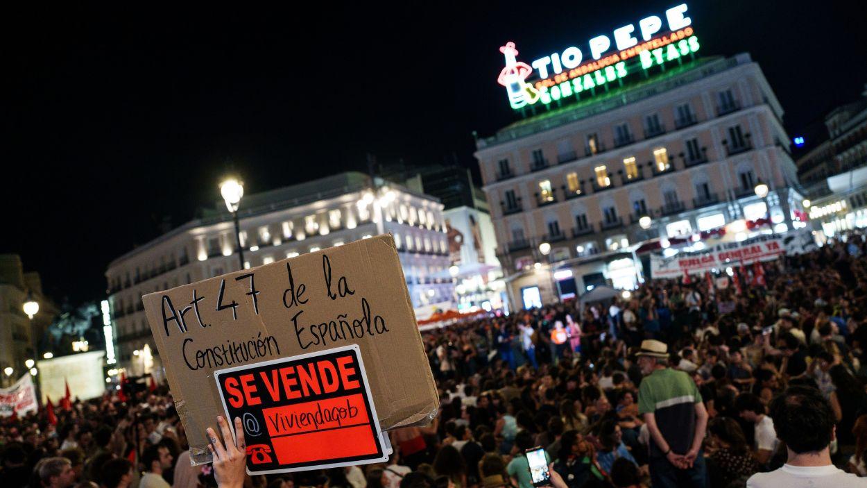 Centenares de personas comienzan una acampada improvisada en la Puerta del Sol durante una manifestación para denunciar el desahucio de Maricarmen Abascal. Europa Press.