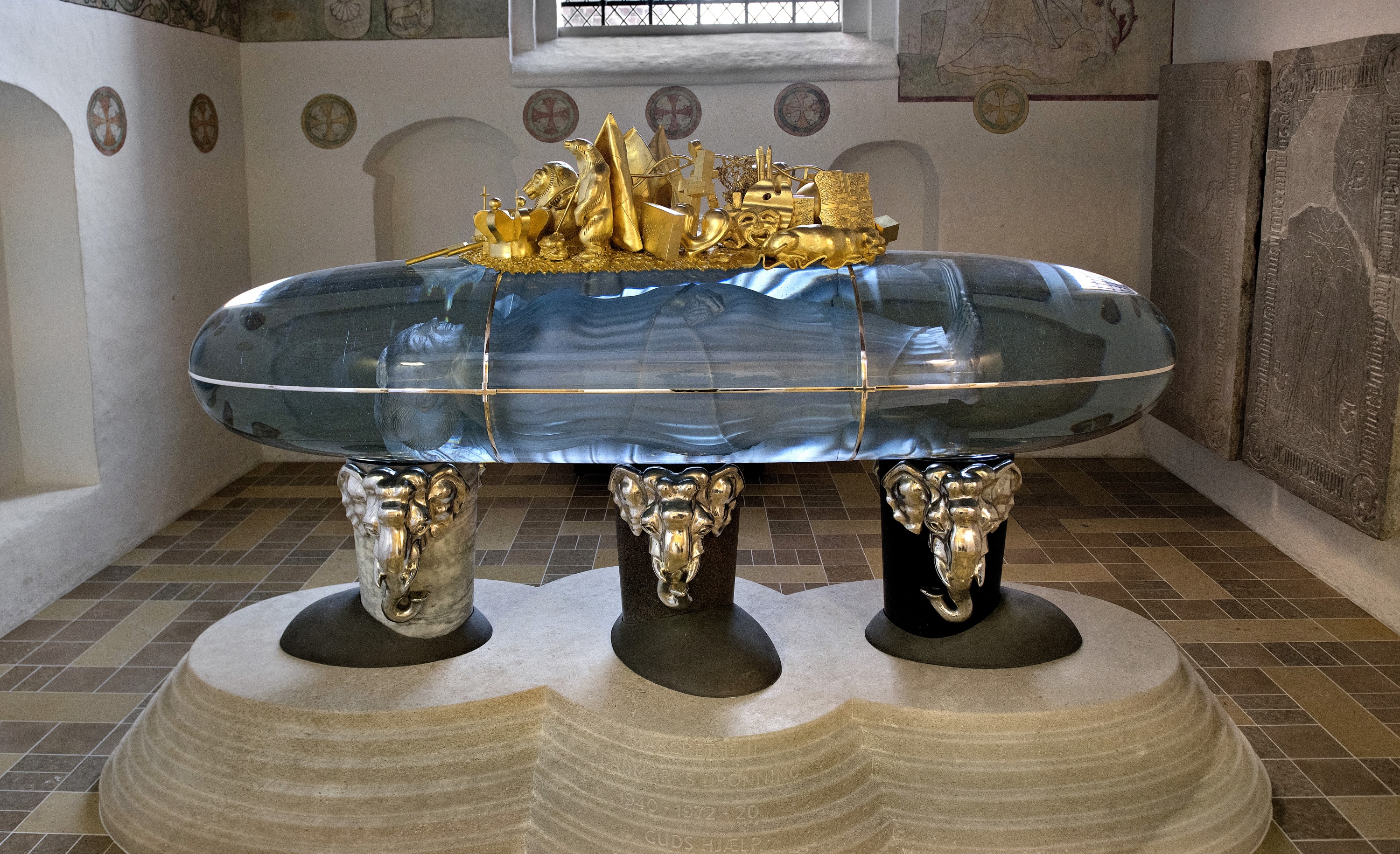 El sarcófago de la reina Margarita de Dinamarca, ya instalado en la catedral de Roskilde