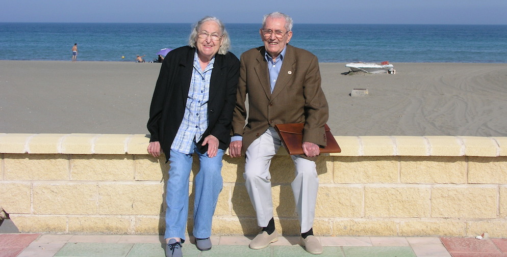 La foto es inédita: Josefina Samper con Marcelino Camacho en Paseo Marítimo de Sabinillas, en 2007.