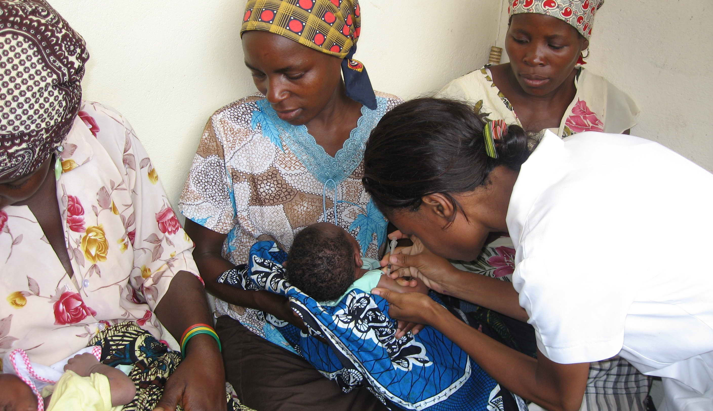 Una enfermera vacuna a varios niños pequeños