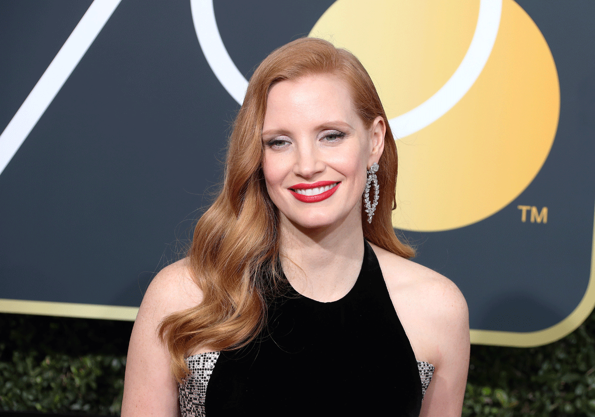 La actriz Jessica Chastain posa a su llegada a la última edición de los Globos de Oro en el Hotel Beverly Hilton en Beverly Hills, California.