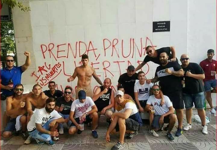 Los Biris mostrando su apoyo a 'El Prenda'.