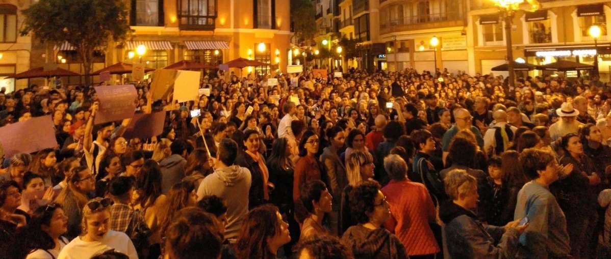 Más de un Millar de personas se congregan frente al Ayuntamiento de Palma para protestar por la decisión de los jueces por el Juicio por violación de una joven realizado por el autodenominado grupo de La manada