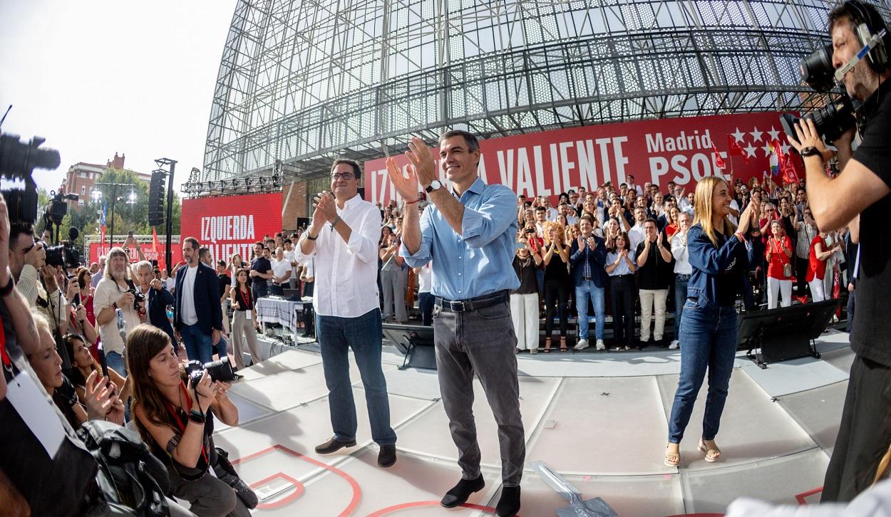 El secretario general del PSOE de Madrid y candidato a la presidencia de la Comunidad de Madrid, Óscar López, junto al presidente del Gobierno y secretario general del PSOE, Pedro Sánchez. EP
