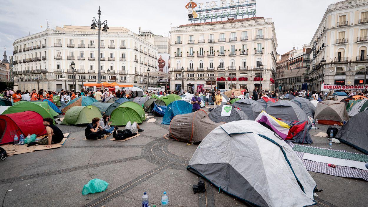 Numerosas personas se concentran en tiendas de campaña. EP