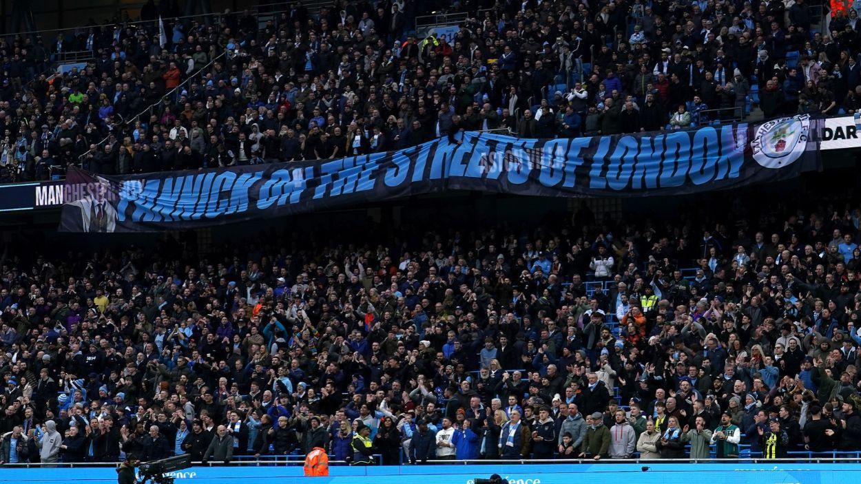 Una gran pancarta con el lema "Pánico en las calles de Londres" se exhibe durante el partido de fútbol de la Premier League inglesa entre el Manchester City y el Aston Villa en el Etihad Stadium. EP/Archivo.