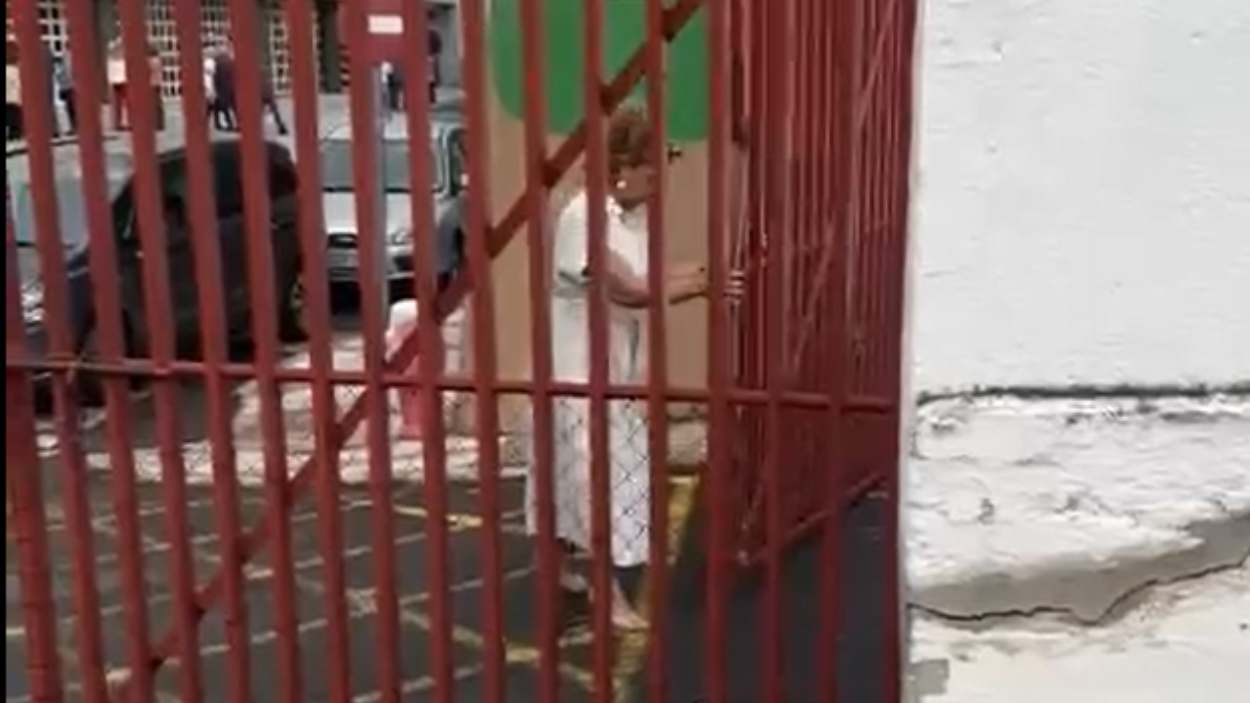 Fotograma de un vídeo en el que se puede ver a la mujer del concejal cerrando las puertas de las instalaciones municipales donde aparca. EP.